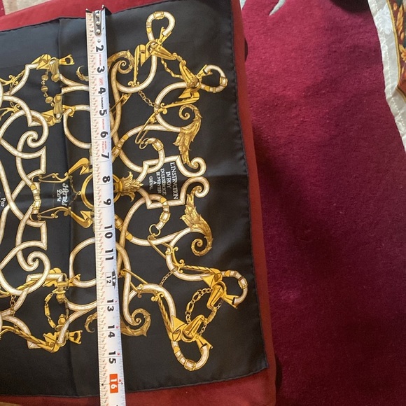 EUC Hermes small 💯 Silk Small  Scarf with box size small/XS Twilly square - Picture 3 of 6